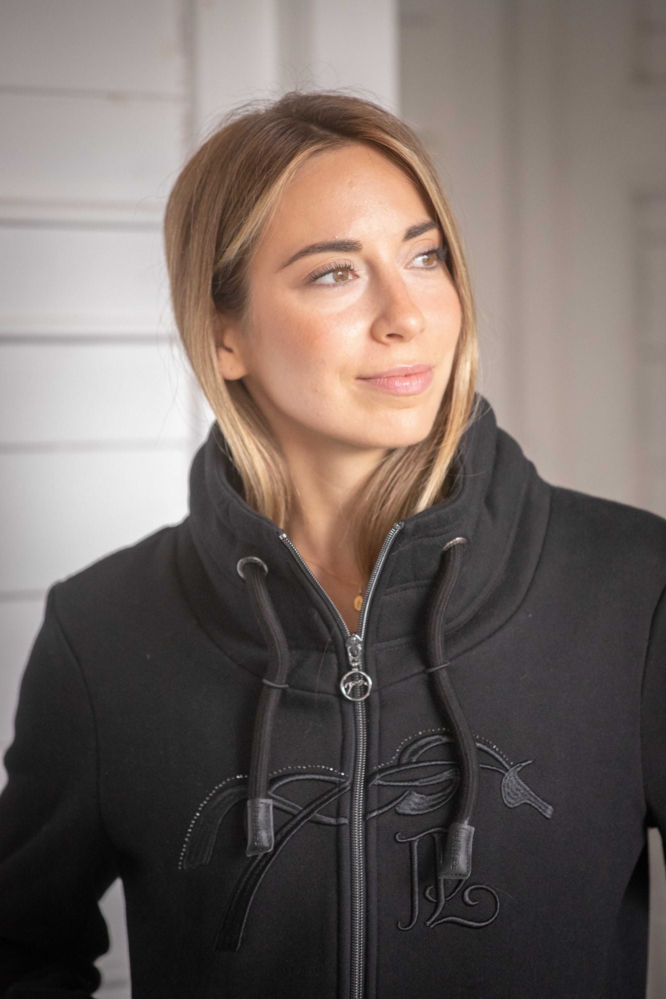 Sweat Femme Native Strass Noir – Pénélope