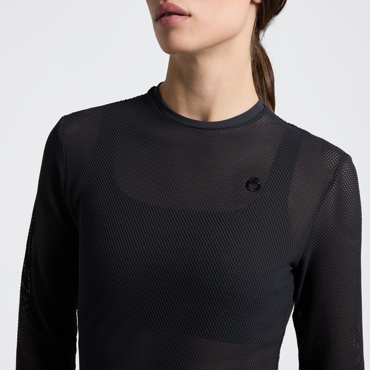 T-shirt de compétition à manches longues pour femmes, en tissu entièrement perforé avec logo monochrome sur la poitrine